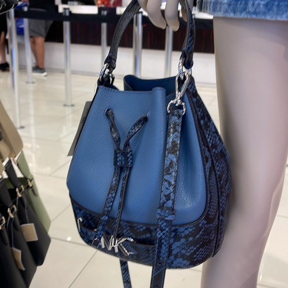 MICHAEL KORS 
Reed Md Pebbled Leather Belted Bucket Messenger Satchel Crossbody - Picture 5 of 16